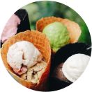 чотири вафельних ріжки з різними кульками морозова