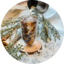 склянка кави з морозивом та кубиками льоду