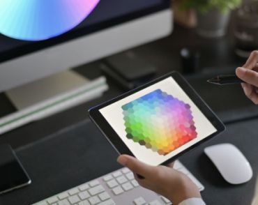 людина працює з палітрою кольорів у графічному планшеті